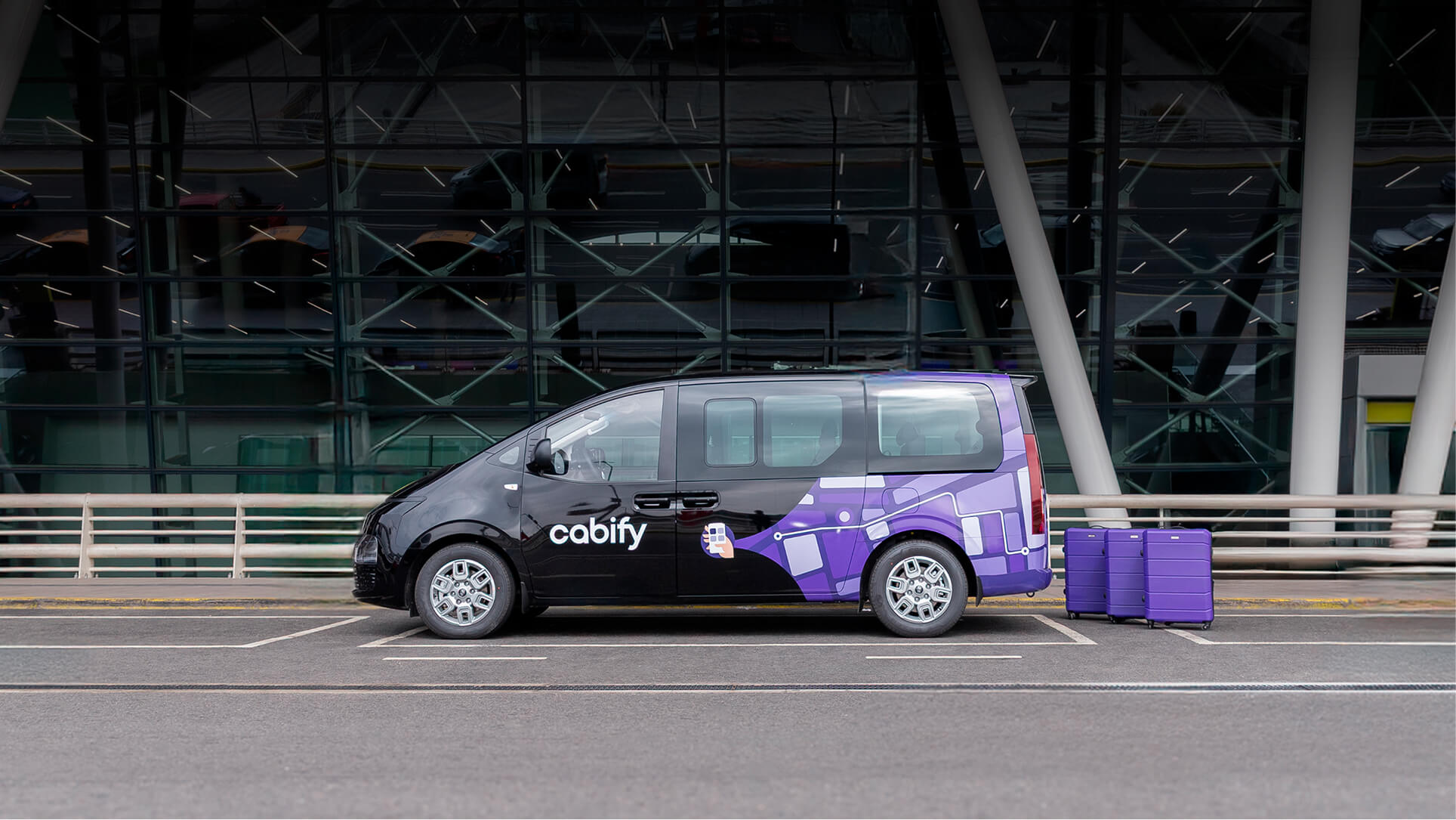 Van de Cabify con maletas en el aeropuerto